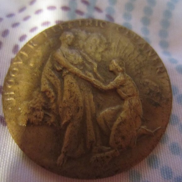 1993/1 & 1/4-INCH AROUND GOLD HOOVER ELECTRIC CLEANER COIN - Picture 1 of 9